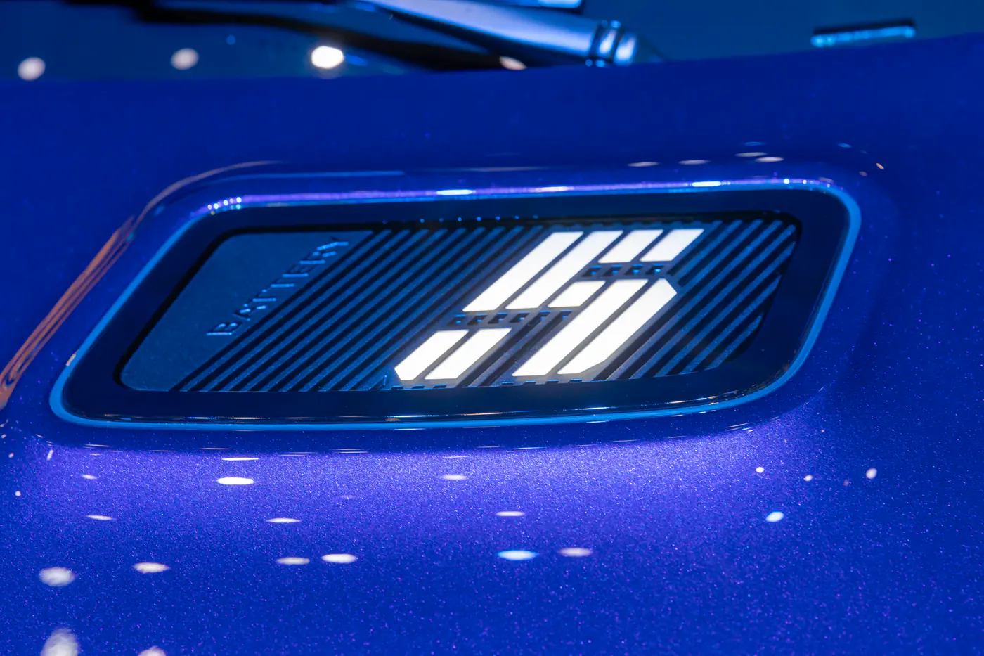 Illuminated number five charge indicator on the blue bonnet of Renault 5